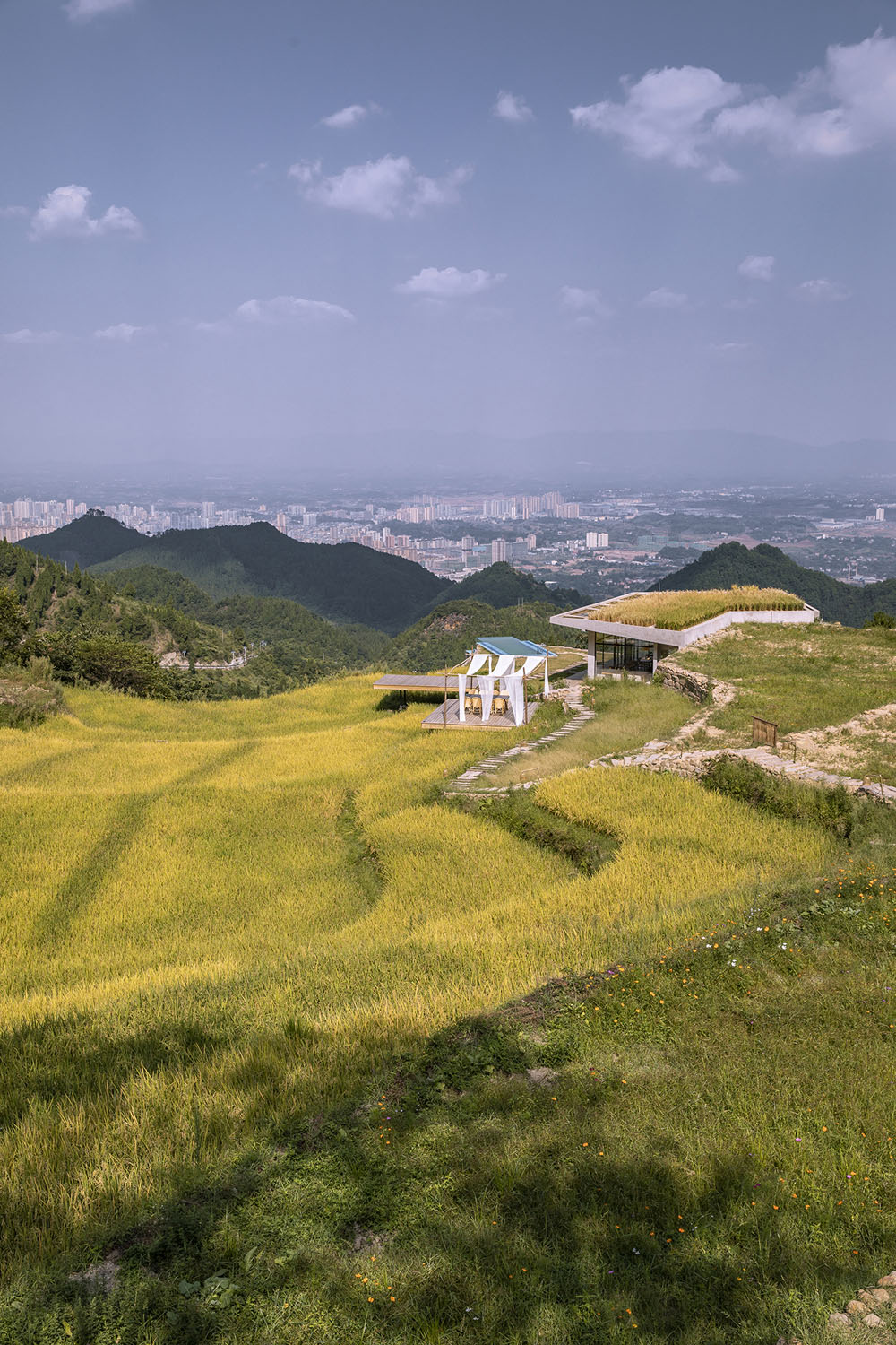 从场地东侧山豁口可以看到县城（摄影：金伟琦）County town can be seen from mountain opening in the east side of site (Photo by Jin Wei Qi).jpg