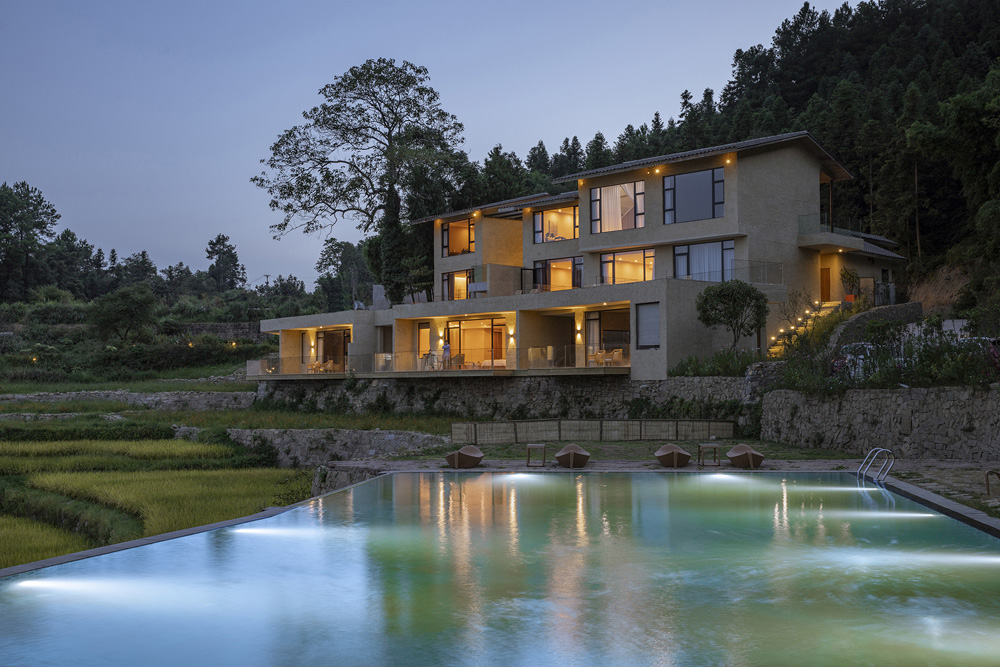 从泳池方向看飞茑集民宿（摄影：金伟琦）StrayBirds B&B seen from swimming pool (Photo by Jin Wei Qi).jpg