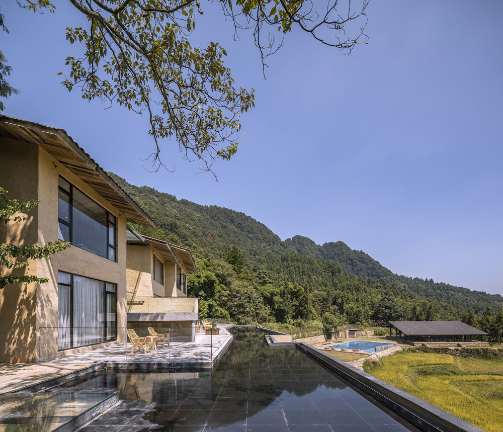飞茑集民宿首层的室外平台和浅水池（摄影：金伟琦）Outdoor terrain and shallow pool on 1st floor of StrayBirds B & B (Photo by Jin Wei Qi).jpg