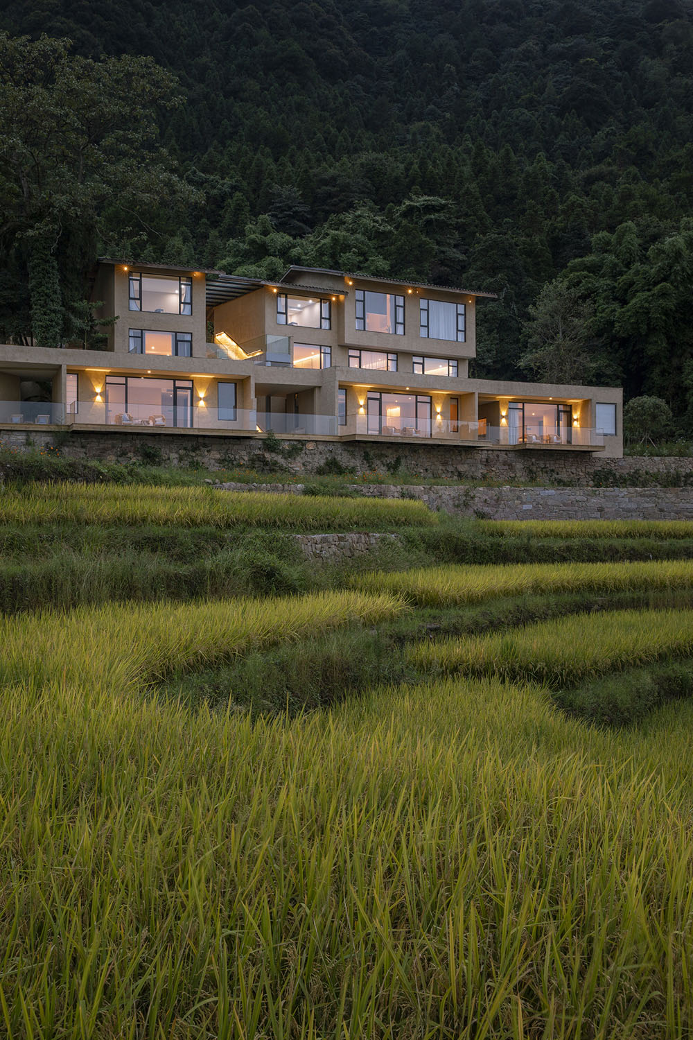 民宿底层和上面两层错开，减小建筑的尺度（摄影：金伟琦） Bottom and upper floors of B & B are staggered to reduce scale of building (Photo by Jin Wei Qi).jpg