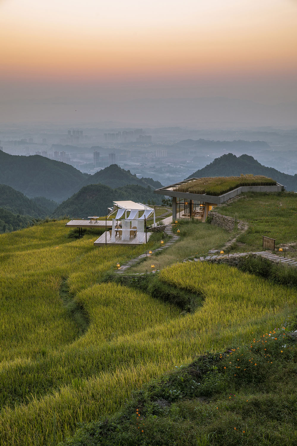 日出时分的餐厅（摄影：金伟琦） Restaurant at sunrise (Photo by Jin Wei Qi).jpg