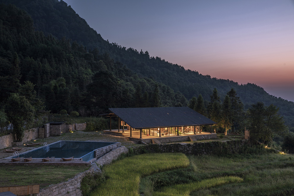 书吧夸张的大屋顶借鉴了本地传统建筑语汇（摄影：金伟琦） Exaggerated roof of book bar learns from local traditional architectural vocabulary (Photo by Jin Wei Qi).jpg
